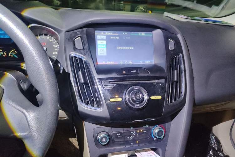 Used Ford Focus 2015 Sedan 1.6L Manual Comfort Model Audio And AC Panel