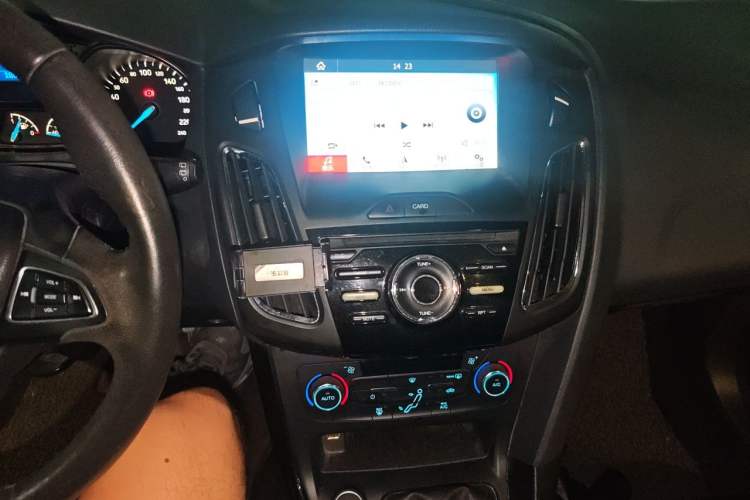 Used Ford Focus 2015 Hatchback EcoBoost 125 Manual – Ultra-Style Edition Audio And AC Panel