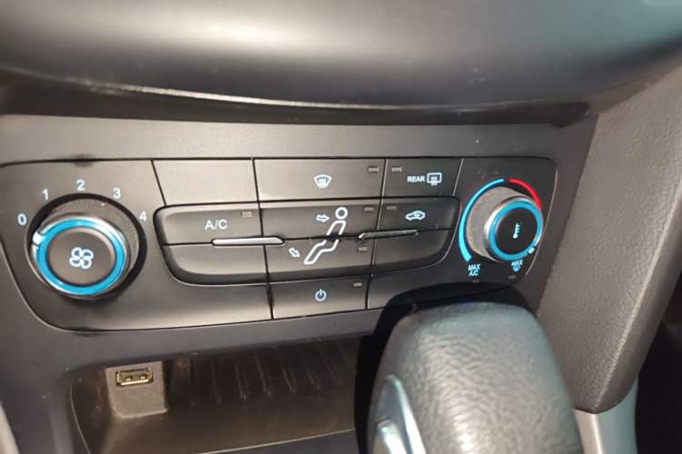 Used Ford Focus 2015 Hatchback 1.6L Automatic Comfort Model Audio And AC Panel