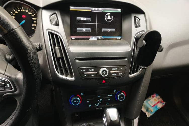 Used Ford Focus 2015 Hatchback EcoBoost 180 Automatic Elite Model Audio And AC Panel