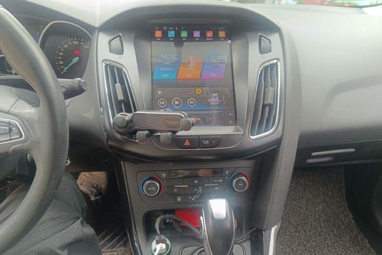 Used Ford Focus 2015 Hatchback EcoBoost 180 Automatic Elite Model Audio And AC Panel