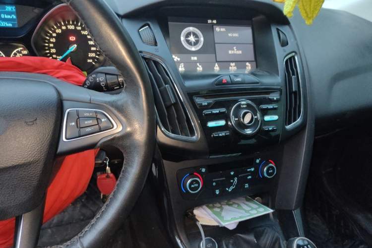 Used Ford Focus 2015 Hatchback EcoBoost 125 Manual – Ultra-Style Edition Audio And AC Panel
