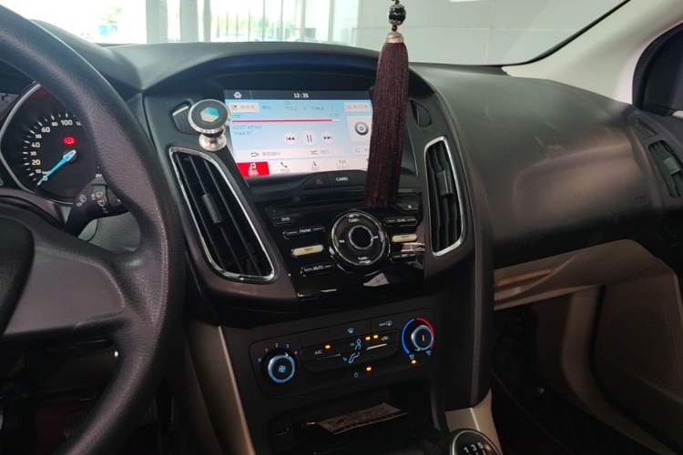 Used Ford Focus 2015 Sedan 1.6L Manual Comfort Model Audio And AC Panel