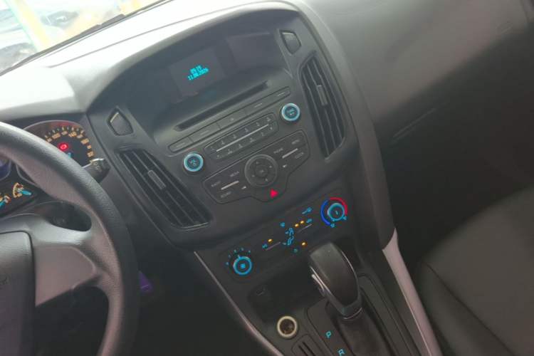 Used Ford Focus 2015 Hatchback 1.6L Automatic Comfort Model Audio And AC Panel