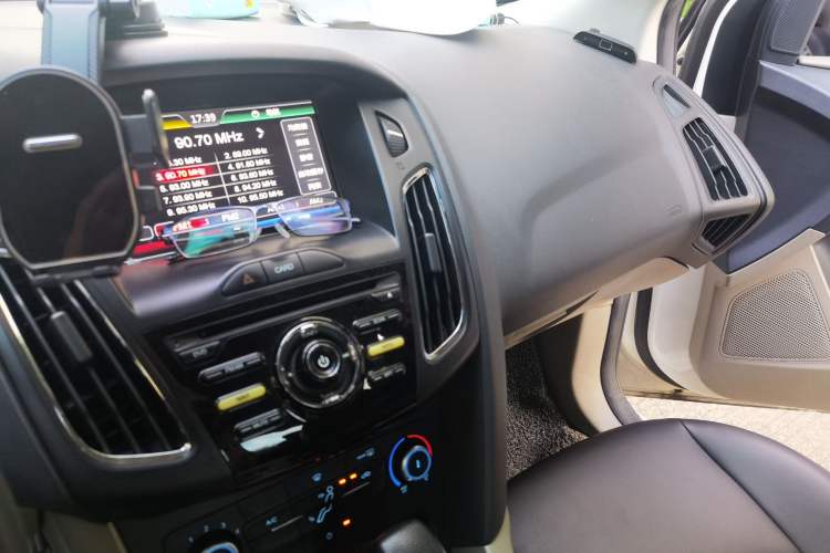 Used Ford Focus 2015 Sedan 1.6L Automatic Comfort Model Audio And AC Panel