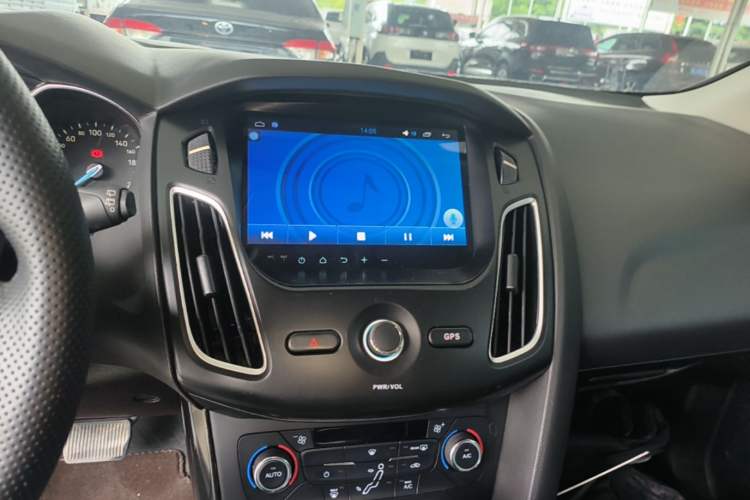 Used Ford Focus 2015 Hatchback EcoBoost 125 Automatic Supreme Style Edition Audio And AC Panel