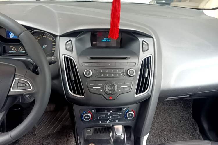 Used Ford Focus 2015 Hatchback 1.6L Automatic Fashion Edition Audio And AC Panel