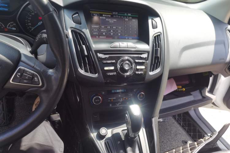 Used Ford Focus 2015 Hatchback 1.6L Automatic Fashion Edition Audio And AC Panel