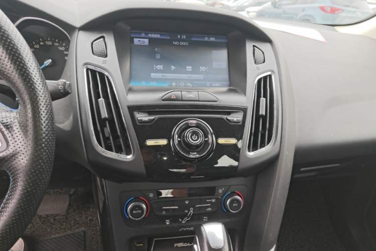 Used Ford Focus 2015 Hatchback 1.6L Automatic Fashion Edition Audio And AC Panel