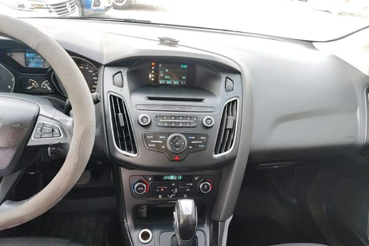 Used Ford Focus 2015 Hatchback EcoBoost 125 Automatic Supreme Style Edition Audio And AC Panel