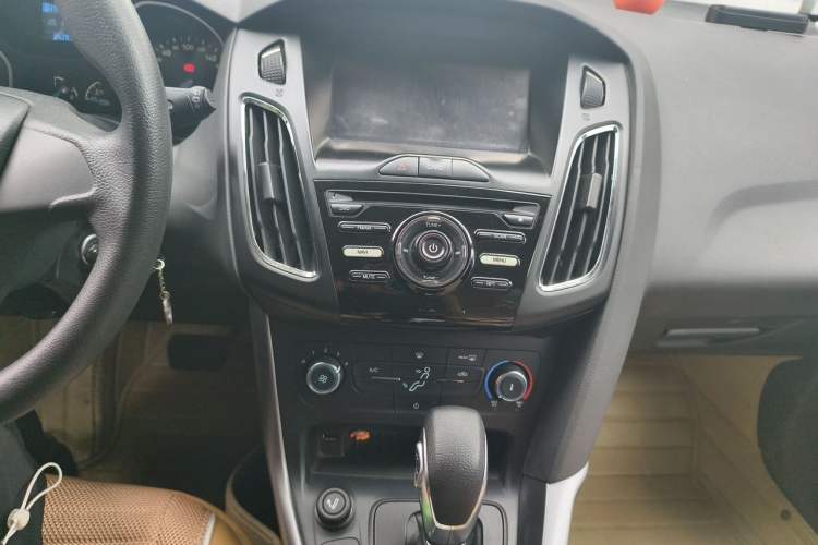 Used Ford Focus 2015 Hatchback 1.6L Automatic Comfort Model Audio And AC Panel