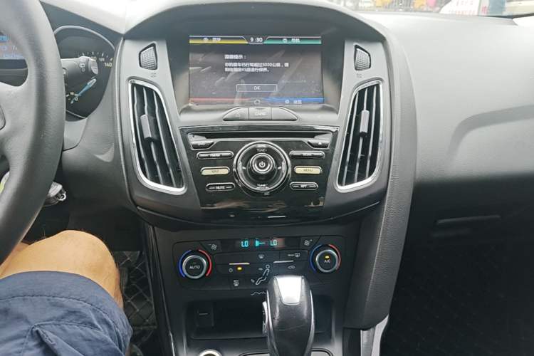 Used Ford Focus 2015 Hatchback 1.6L Automatic Fashion Edition Audio And AC Panel