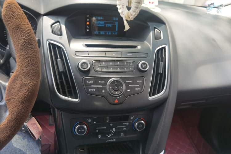 Used Ford Focus 2015 Sedan EcoBoost 125 Manual – Ultra-Style Edition Audio And AC Panel