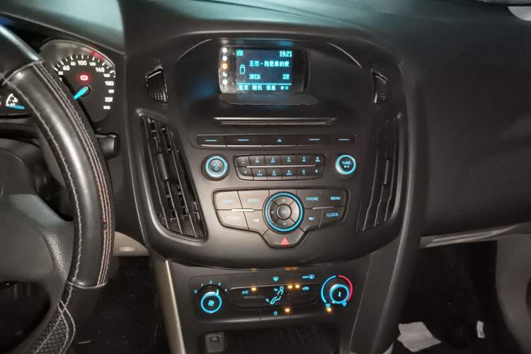 Used Ford Focus 2015 Sedan 1.6L Manual Comfort Model Audio And AC Panel