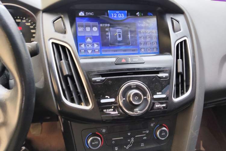 Used Ford Focus 2015 Sedan EcoBoost 125 Manual – Ultra-Style Edition Audio And AC Panel