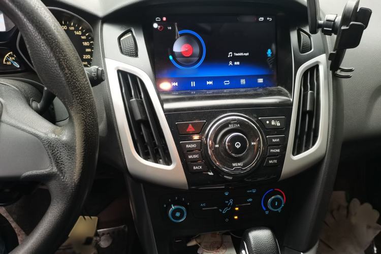 Used Ford Focus 2015 Hatchback 1.6L Automatic Comfort Model Audio And AC Panel