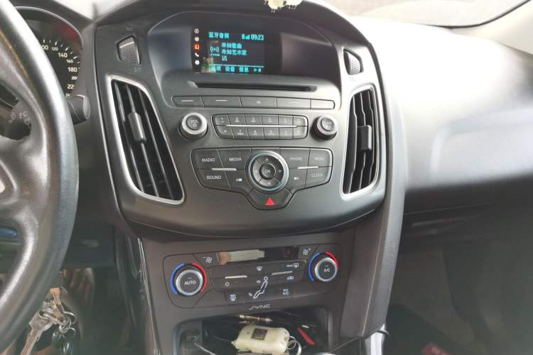 Used Ford Focus 2015 Sedan EcoBoost 125 Manual – Ultra-Style Edition Audio And AC Panel