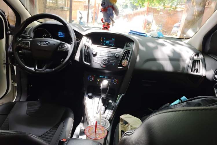 Used Ford Focus 2015 Sedan EcoBoost 125 Automatic Supreme Style Edition Center Console