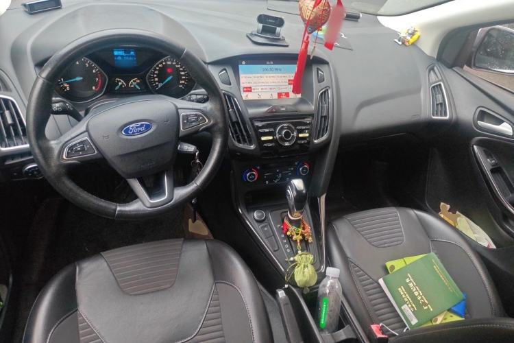Used Ford Focus 2015 Hatchback EcoBoost 125 Automatic Supreme Style Edition Center Console
