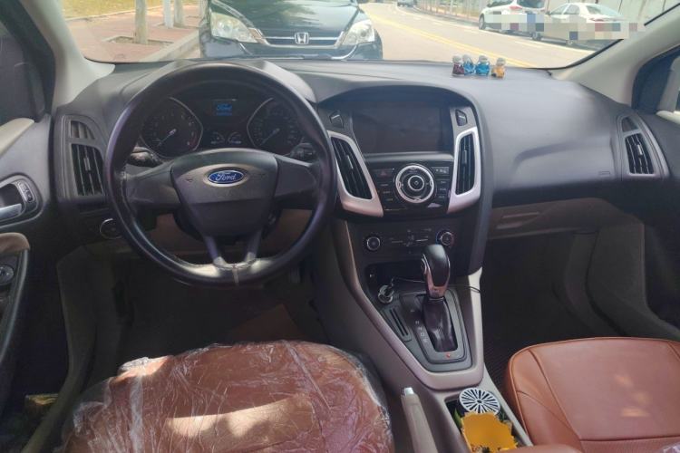 Used Ford Focus 2015 Sedan 1.6L Automatic Comfort Model Center Console