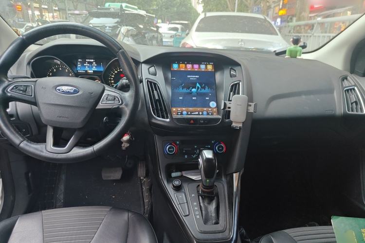 Used Ford Focus 2015 Hatchback EcoBoost 180 Automatic Elite Model Center Console