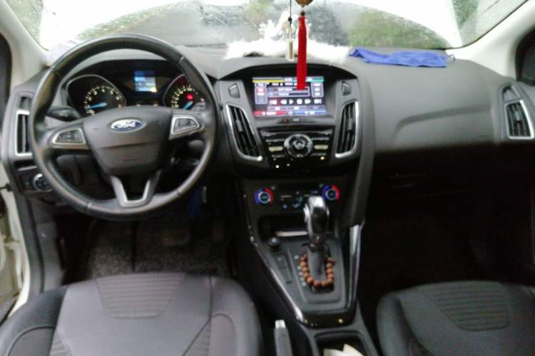 Used Ford Focus 2015 Hatchback EcoBoost 125 Automatic Supreme Style Edition Center Console