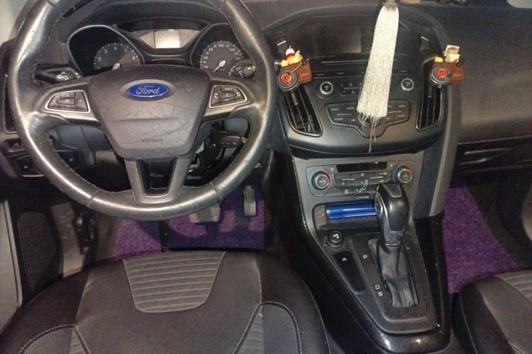 Used Ford Focus 2015 Hatchback EcoBoost 125 Automatic Supreme Style Edition Center Console