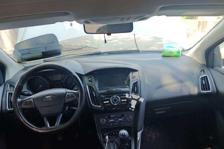 Used Ford Focus 2015 Sedan 1.6L Manual Fashion Edition Center Console
