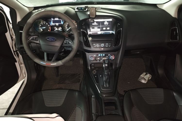 Used Ford Focus 2015 Hatchback EcoBoost 180 Automatic Elite Model Center Console