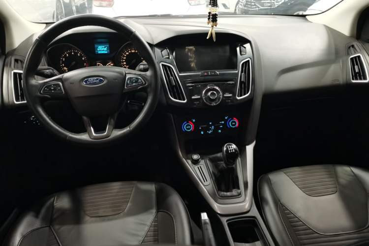Used Ford Focus 2015 Sedan 1.6L Manual Fashion Edition Center Console