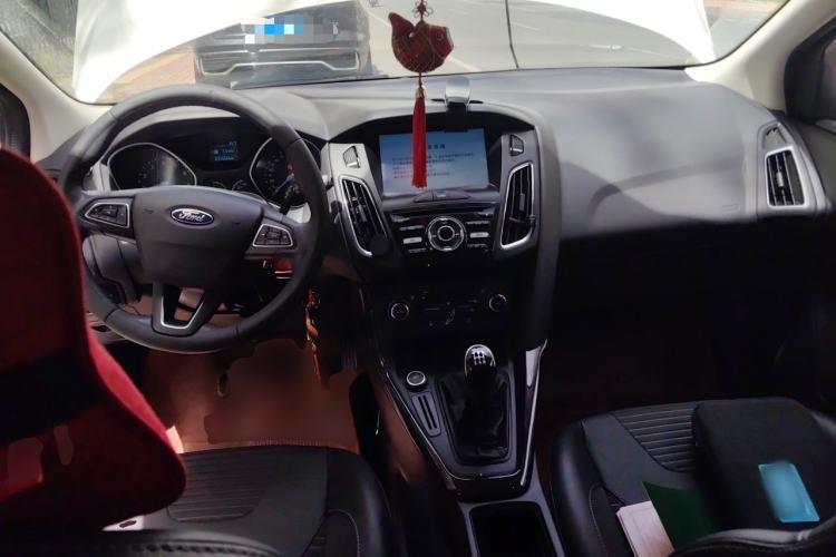 Used Ford Focus 2015 Hatchback EcoBoost 125 Manual – Ultra-Style Edition Center Console