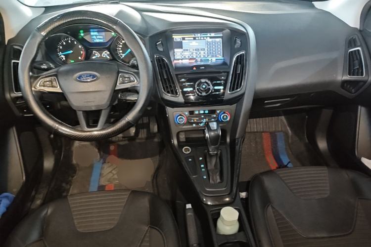 Used Ford Focus 2015 Hatchback EcoBoost 125 Automatic Supreme Style Edition Center Console