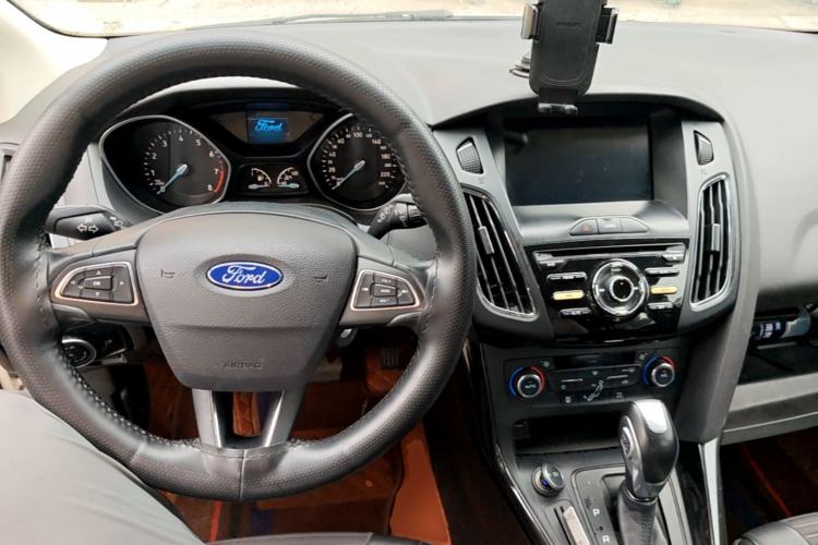 Used Ford Focus 2015 Hatchback 1.6L Automatic Fashion Edition Center Console
