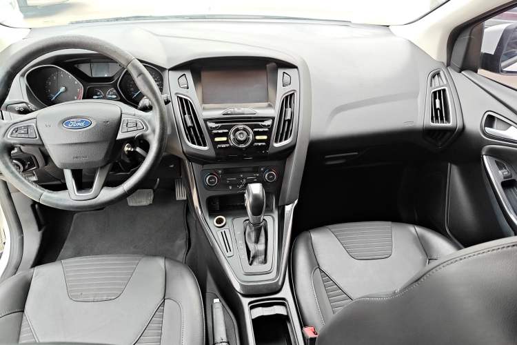 Used Ford Focus 2015 Hatchback 1.6L Automatic Fashion Edition Center Console