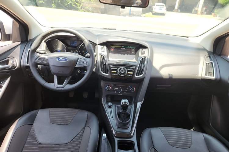 Used Ford Focus 2015 Sedan EcoBoost 125 Manual – Ultra-Style Edition Center Console