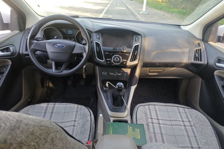 Used Ford Focus 2015 Sedan 1.6L Manual Comfort Model Center Console