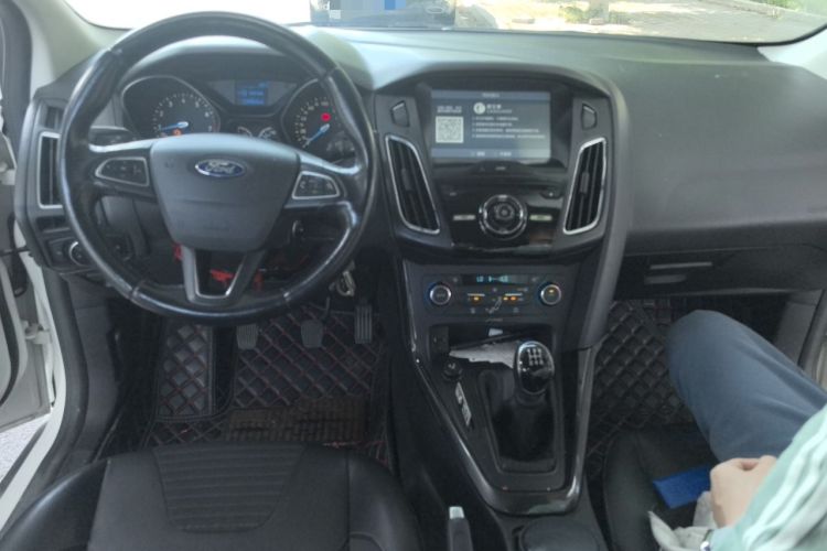 Used Ford Focus 2015 Sedan EcoBoost 125 Manual – Ultra-Style Edition Center Console