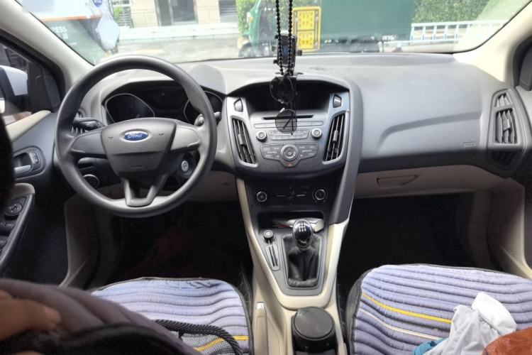 Used Ford Focus 2015 Sedan 1.6L Manual Comfort Model Center Console