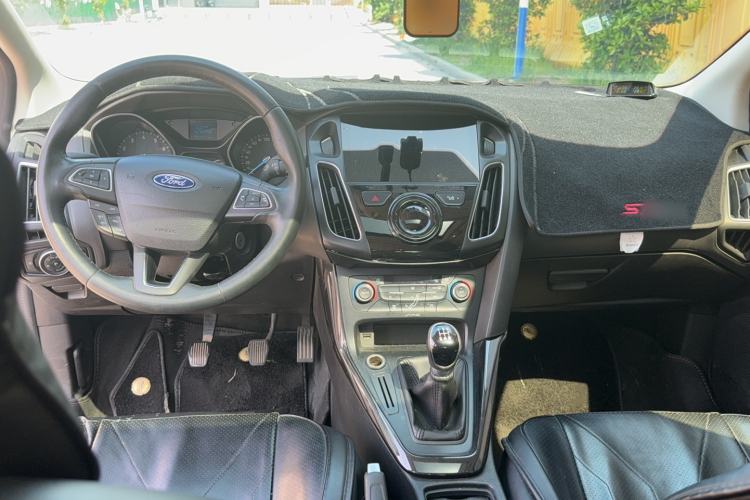 Used Ford Focus 2015 Sedan EcoBoost 125 Manual – Ultra-Style Edition Center Console