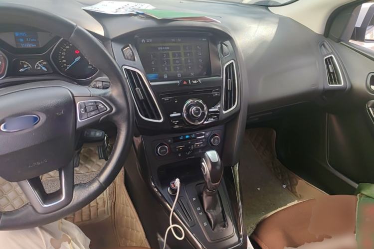 Used Ford Focus 2015 Hatchback 1.6L Automatic Fashion Edition Center Console