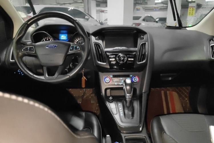 Used Ford Focus 2015 Hatchback EcoBoost 125 Automatic Supreme Style Edition Center Console