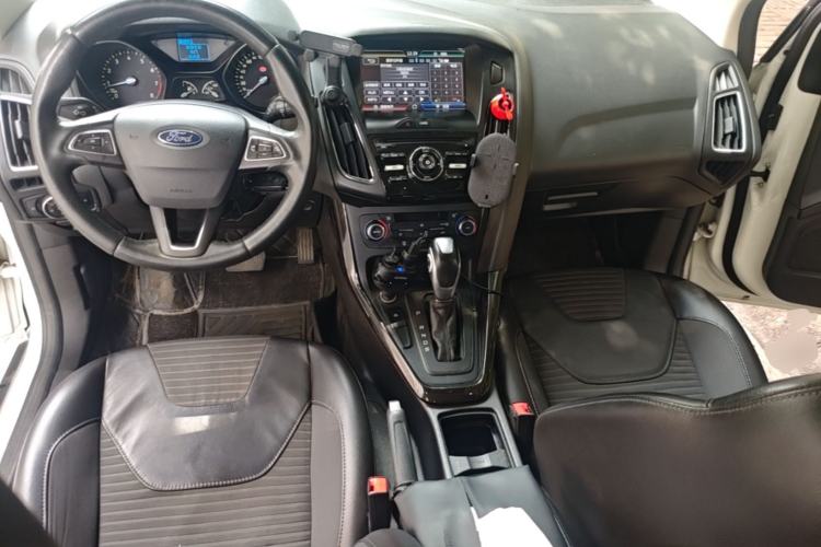 Used Ford Focus 2015 Hatchback EcoBoost 125 Automatic Supreme Style Edition Center Console