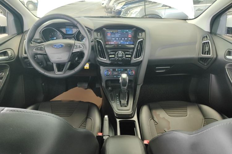 Used Ford Focus 2015 Hatchback 1.6L Automatic Fashion Edition Center Console