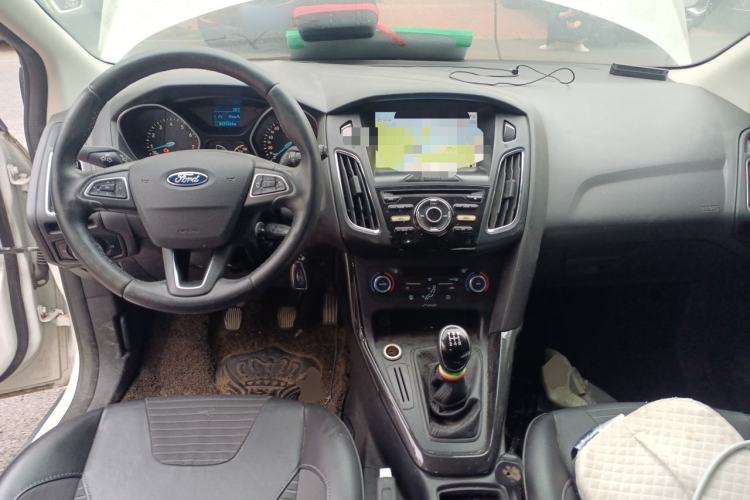 Used Ford Focus 2015 Hatchback EcoBoost 125 Manual – Ultra-Style Edition Center Console