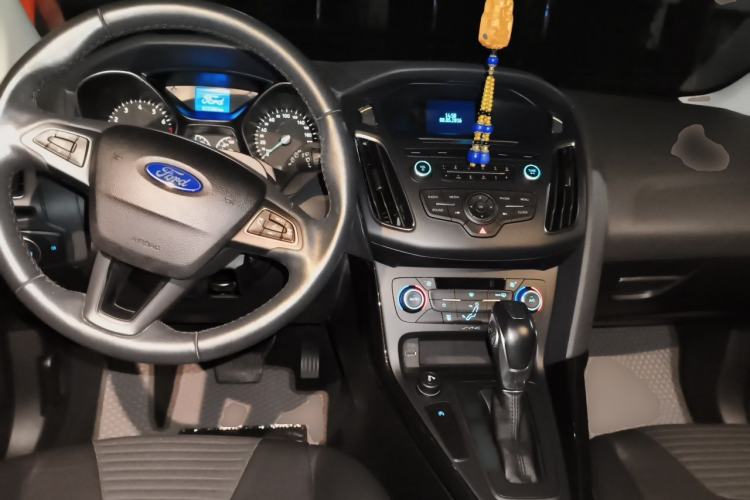 Used Ford Focus 2015 Hatchback EcoBoost 125 Automatic Supreme Style Edition Center Console