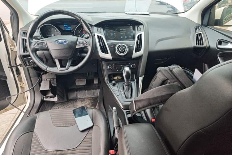 Used Ford Focus 2015 Hatchback EcoBoost 125 Automatic Supreme Style Edition Center Console
