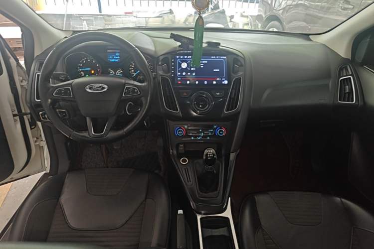 Used Ford Focus 2015 Hatchback EcoBoost 125 Manual – Ultra-Style Edition Center Console