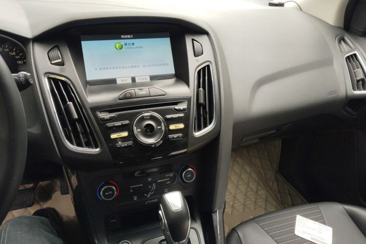Used Ford Focus 2015 Hatchback 1.6L Automatic Fashion Edition Center Console