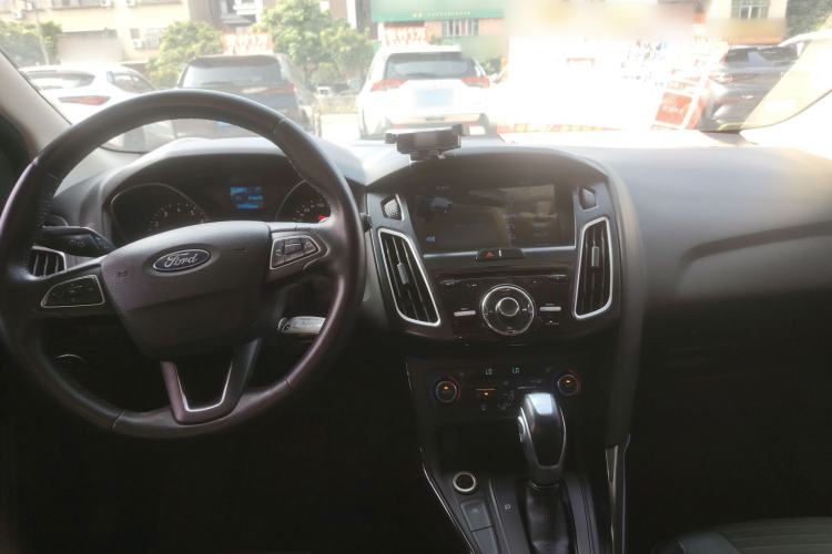Used Ford Focus 2015 Hatchback EcoBoost 125 Automatic Supreme Style Edition Center Console