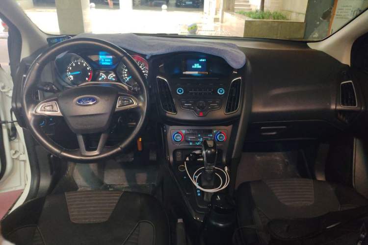 Used Ford Focus 2015 Sedan EcoBoost 125 Automatic Supreme Style Edition Center Console